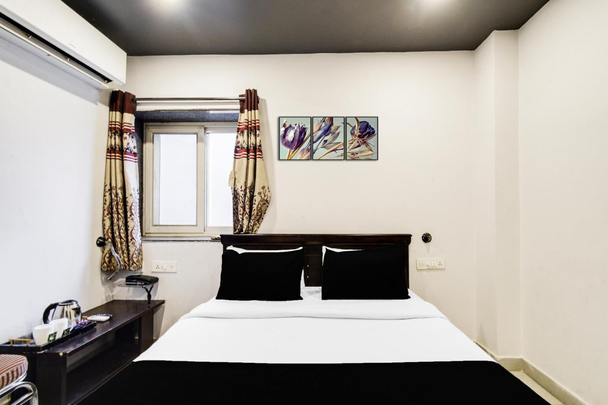 Super Townhouse Alwal Road Hotell Trimulgherry Exteriör bild
