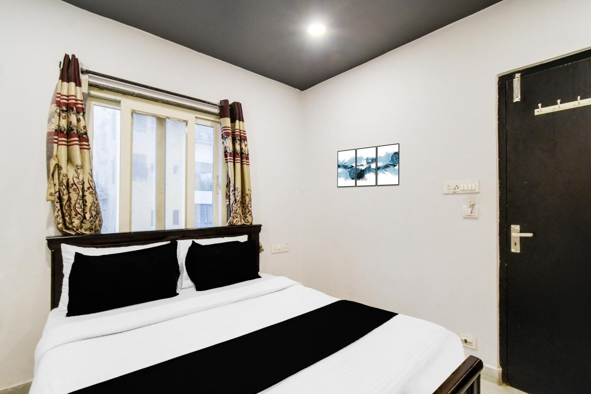 Super Townhouse Alwal Road Hotell Trimulgherry Exteriör bild
