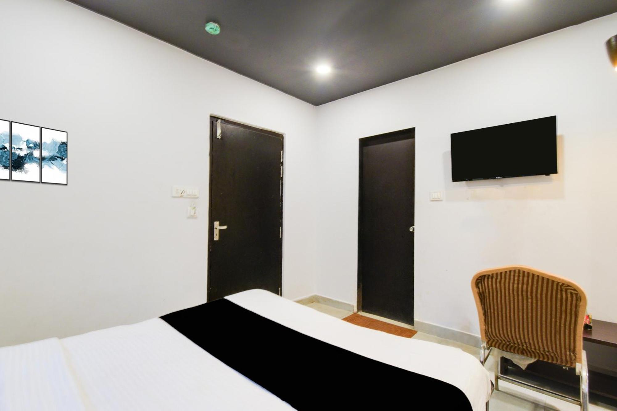 Super Townhouse Alwal Road Hotell Trimulgherry Exteriör bild