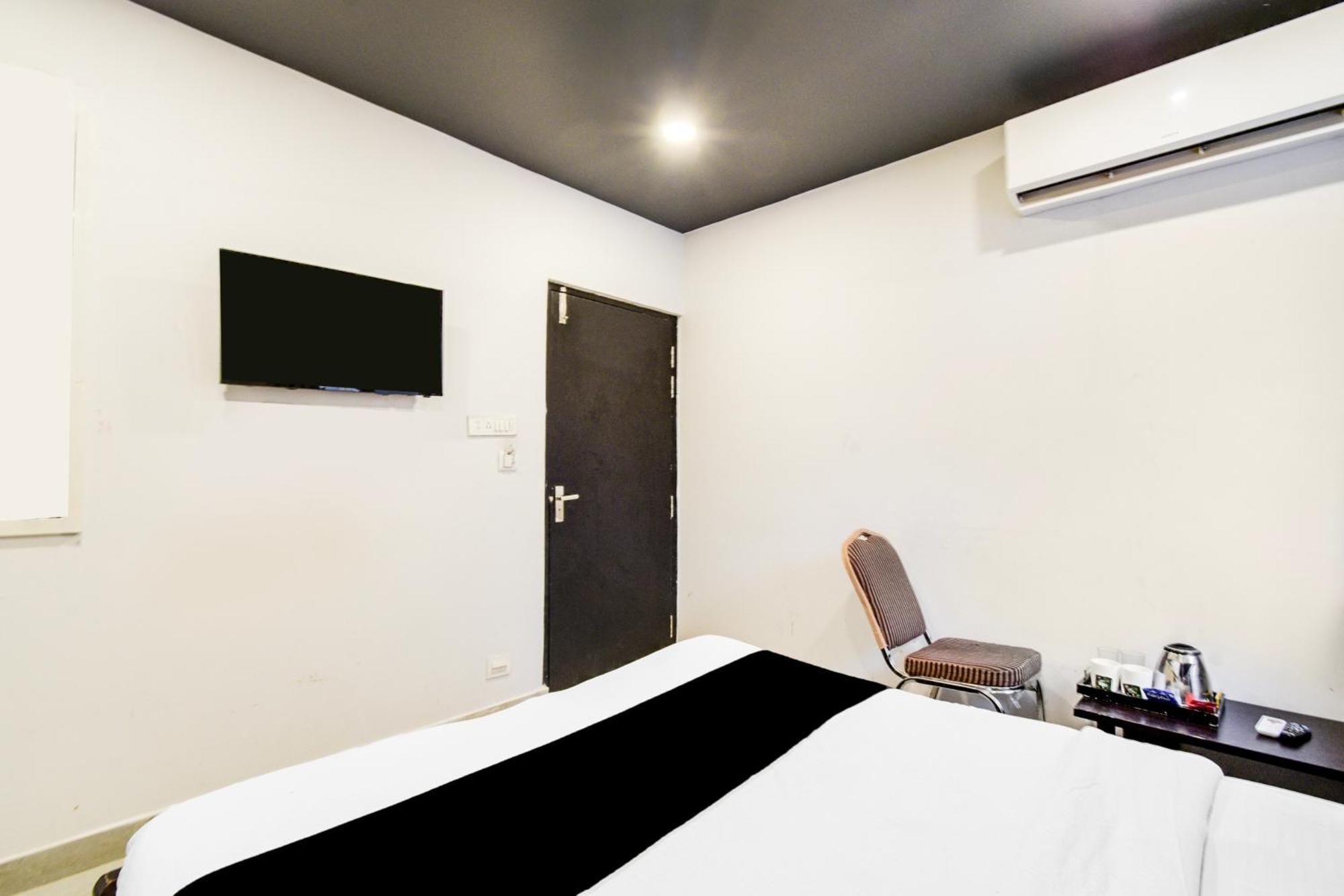 Super Townhouse Alwal Road Hotell Trimulgherry Exteriör bild
